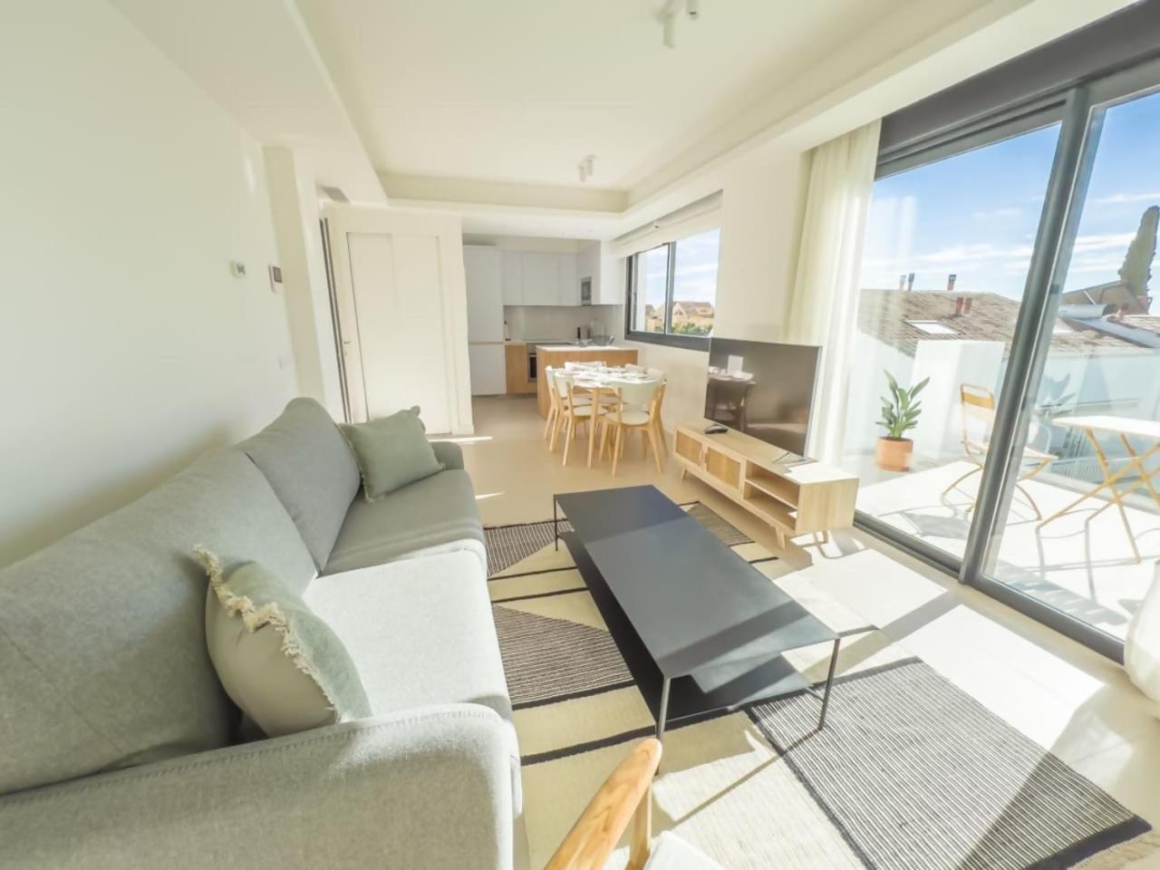 Penthouse On The Golden Mile Apartemen